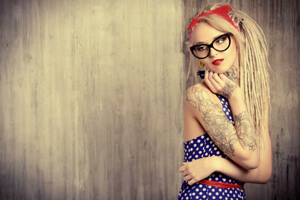 Swingkleider und Tattoos: Wie der moderne Rockabilly-Trend die Modewelt erobert