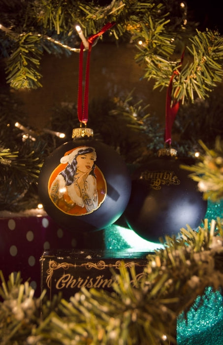 Weihnachtskugel Pin-up