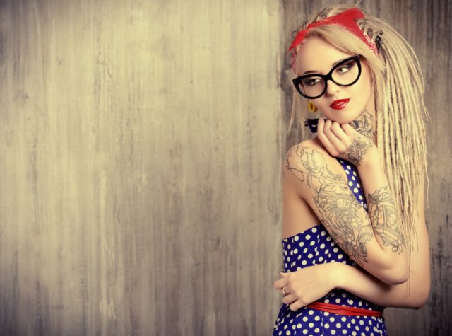 Swingkleider und Tattoos: Wie der moderne Rockabilly-Trend die Modewelt erobert